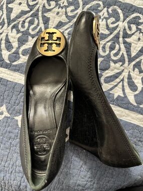 TORY BURCH Size 7.5 Black Leather Wedge Heel Pumps Gold Toe Logo